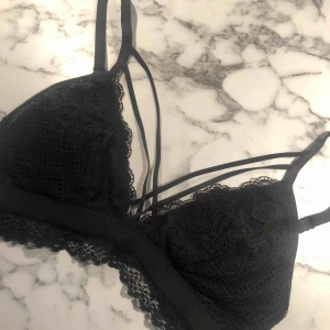  - Svart spetsbh med fina detaljer, uttagbar vaddering. Endast testad, köparen står för frakten.