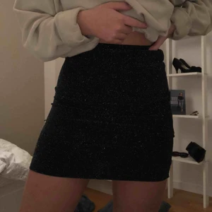  - Säljer denna perfekta nyårskjolen, använd en gång så väldigt bra skick😊