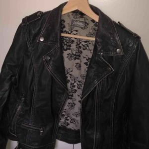  - En jofama jacka by Kenza, knappt använd. Kostar över 3000 ny.