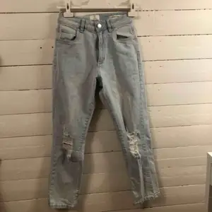 JÄTTEsnygga jeans från cotton on som tyvärr är för stora för mig (är väldigt liten) :// aldrig använda, skriv för mer info eller fler bilder på💙