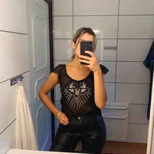  - Söt topp man kan bära på lite olika sätt. Frakt redan inräknat i priset!✨✨