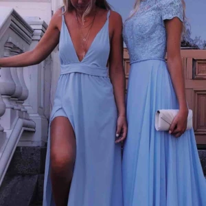  - Säljer balklänningen till vänster 💕 köpt här på plick, men säljer vidare då jag har hittat en annan klänning till min bal! Bilderna är lånade av förra säljaren! 