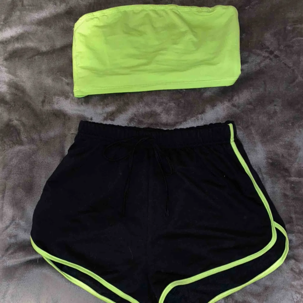 Neongröna set, en topp och en shorts. Båda i storlek S!. Toppar.
