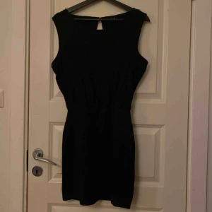  - Svart klänning ifrån Vila. Storlek S. Tajt och åtsittande nertill, och lite ”pösigare” upptill. Använd få gånger så i väldigt bra skick