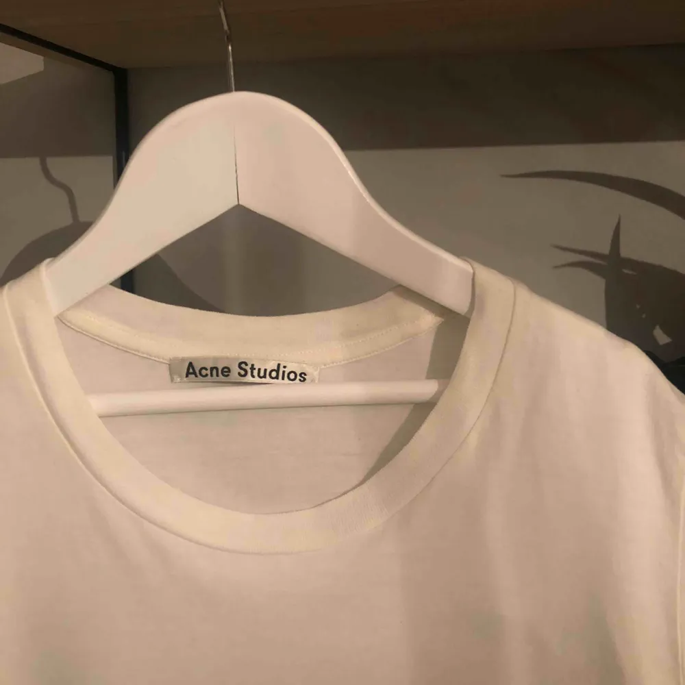 Acne Studios t-shirt med tryck! Storlek M men snarare en xs/s. 🥰🥰 Köparen står för frakt!. T-shirts.