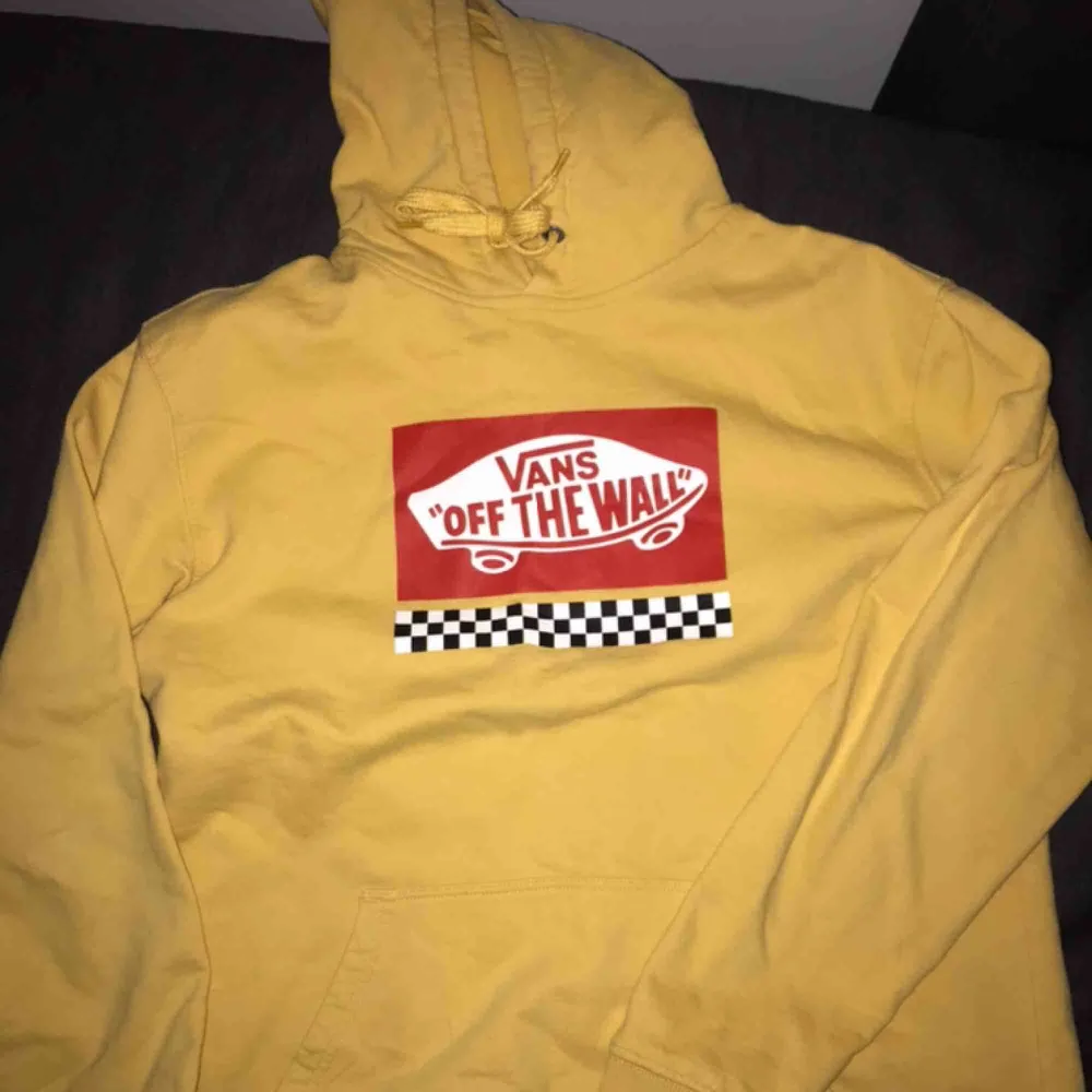 ganska ovanlig Vans hoodie, näst intill oanvänd så mycket bra skick! köp 2 grejer från min sida och få den billigaste för 50%!. Hoodies.