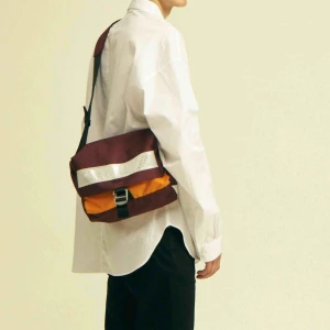  - Snygg axelväska från Acne Studios koncept Blå Konst. Cond 8/10. Köpt för dryga halvåret sen och använd 4 gånger. Säljes då den ej kommer till användning! Pris kan diskuteras om snabb affär 