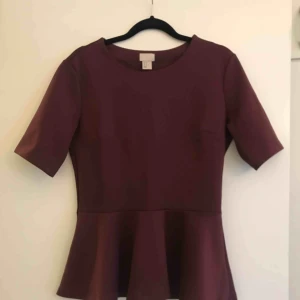  - Supersöt vinröd topp från hm! Köparen står för frakt, kan mötas upp i Stockholm.