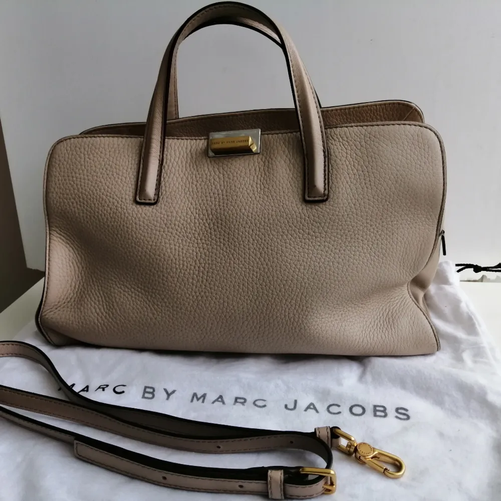 Marc by Marc Jacobs Shoulder Bag, excellent condition, dustbag, authentic, size 35x20x14cm, color beige, write me for more info and pics  🙂. Väskor.