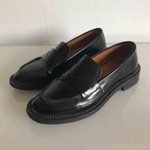  - SÄNKT PRIS! Loafers från & Other Stories i strl 38. Sparsamt använda och i fint skick, dock lite märken på ena hälen (se bild 3). Frakt 63kr🌹