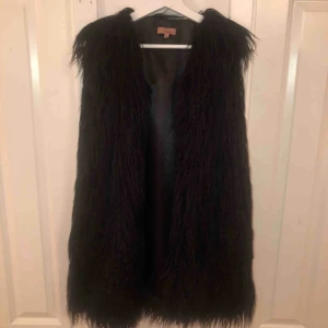  - Pälsväst från ullared, använd 1 gång  Inköpspris 299kr Frakten står köparen för själv