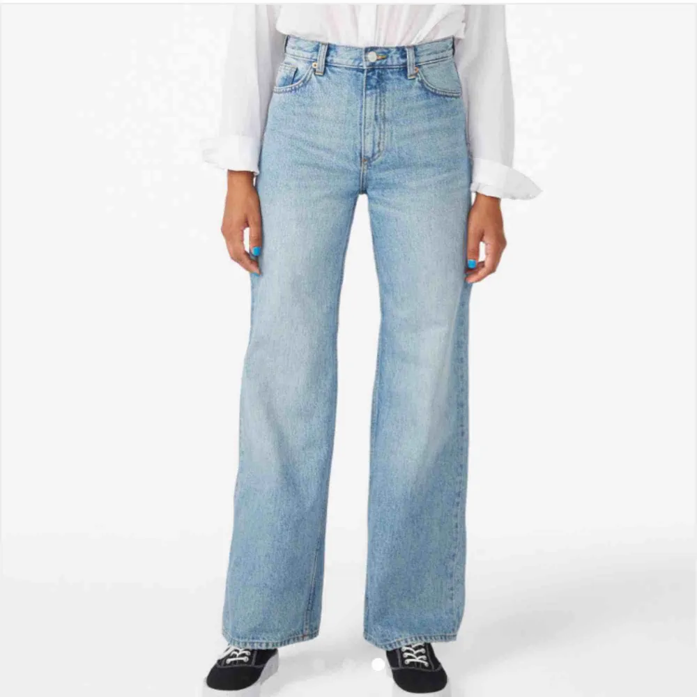 Säljer nu ett par jeans från monki i den populära modellen Yoko. Bra skick och säljer pga att de blivit för stora för mig! Storlek 30 och skulle säga passar M/38. Möts gärna upp i Stockholm vid intresse💞. Jeans & Byxor.