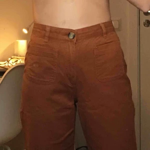  - Ett par skitsnygg brunaktiga byxor från Monki. Köpta i somras men endast använda ett par gånger. Frakt tillkommer!🥰🤪