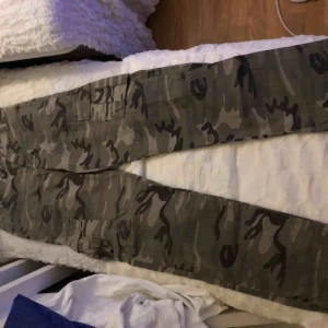  - Säljer ett par militärmönstrade byxor, står ej storlek men funkar på mig som har s/m 