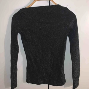  - glittrig tröja från chiquelle. Aldrig använt. Väldigt stretchig i materialet. +frakt