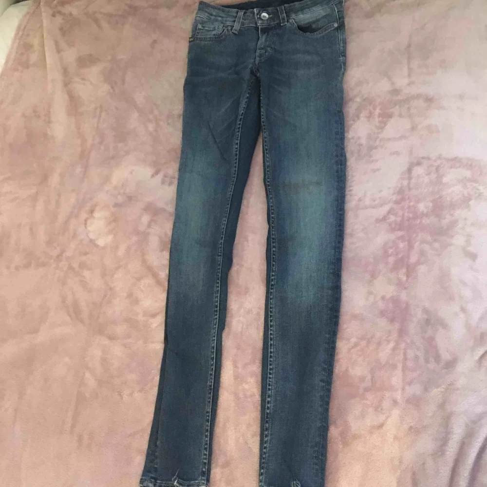 Säljer ett par jeans från Tiger of Sweden, supersköna men dock för små för mig... Har klippt upp en bit (3:e bilden) för att få i hälen. Men det går lätt att dölja genom att vika upp dem. De är i storlek 6 (UK) vilket motsvarar storlek 34.. Jeans & Byxor.