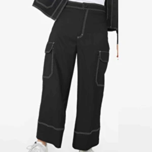  - Svarta högmidjade utility byxor med vida ben från Monki. Svarta men har kontrast söm i vitt. Modellen heter ”Utilitarian Trousers” och är helt slutsålda! Nypris är 400kr💞 Frakt tillkommer!