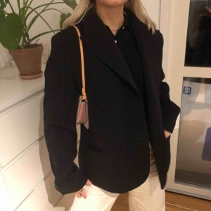  - säljer denna snygga kavajen. Oversized i storleken! Aldrig använd💜💖