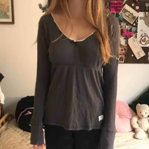  - En jättefin Odd Molly tröja i jättebra skick. Den är väldigt skön och gullig. Om ni har frågor så bara fråga <3 kan mötas upp i centrum i Malmö annars står köparen för frakt