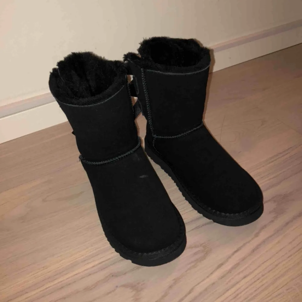 Säljer ett par svarta UGG, kopia. Nyköpta och väldigt fina men insåg att det inte är min stil.   1000 kr + frakt . Skor.