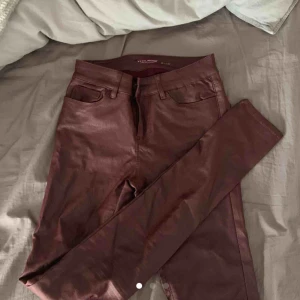  - Sviinsnygga vinröda skinnbyxor, köpta här på plick men inte riktigt min stil. Aldrig använda, perfekt skick. Gamla säljarens bilder! Pris kan diskuteras❤️