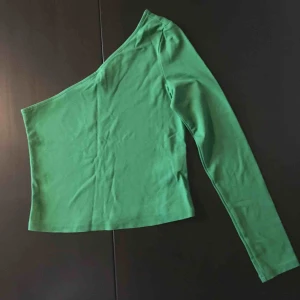  - Ärtgrön one-shoulder från & Other Stories. 