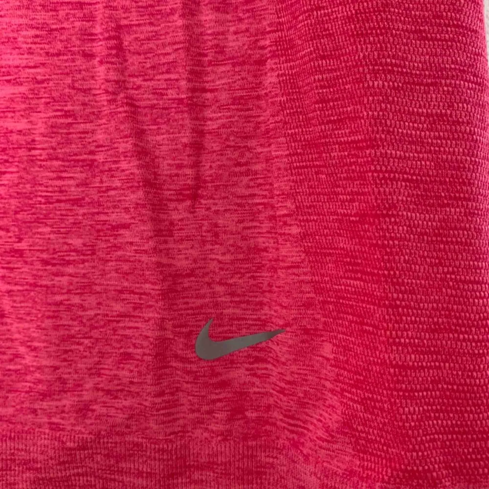 Pink Nike workout shirt. ✨ bought for 300 selling for 180 ✨ pick up in stockholm or pay for shipping 💖. T-shirts.