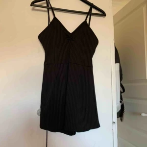  - Oanvänd playsuit med lapp kvar