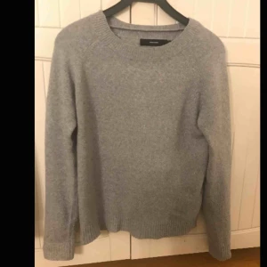  - Grå stickad tröja, storlek xs men den är jätte stretchig och stor i storlek. Möts upp i malmö eller så tillkommer frakt📦 