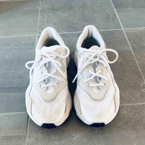  - Ett par adidas-sneakers i storlek 36. Fint skick. 