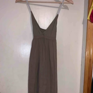  - Grön hunkedory klänning, passar xs-m. Aldrig använd 