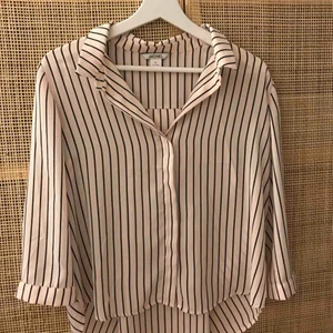  - Randig blus i ljust rosa. Oanvänd. Köparen betalar eventuell frakt.