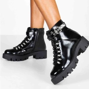  - Helt nya, Väldigt coola och snygga boots från Boohoo. Säljer pågrund av att dom tyvärr är för stora för mig Aldrig använda, endast provade inomhus  Betalning sker via swish😊