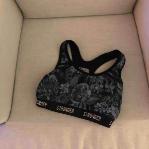  - Sport-bh ifrån stronger i fint skick, använd fåtal gånger. 