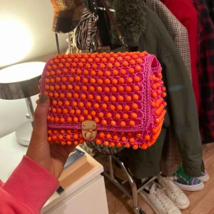  - Väska från ASOS. Aldrig använd. Med band. Super snygg och rymlig.