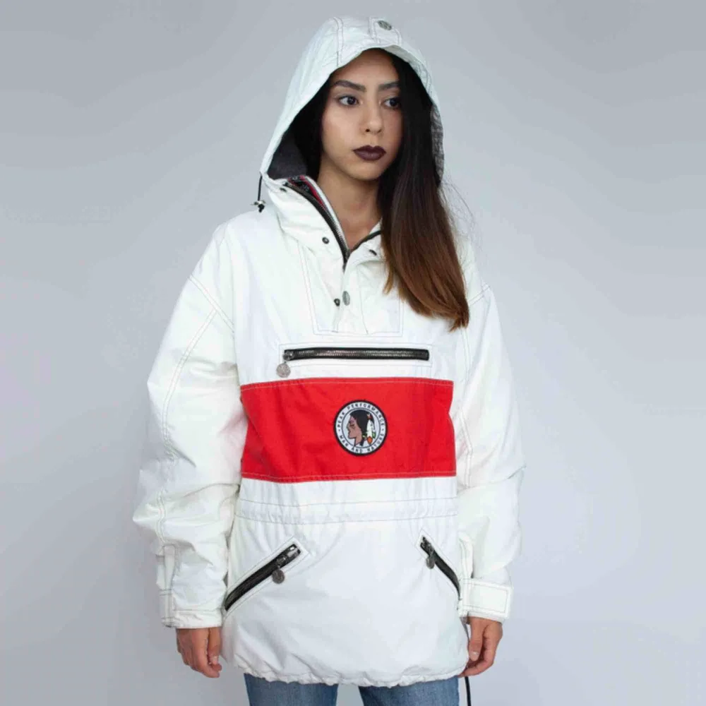 Vintage 90s puffer jacket in white and red Has flaws, ask for details  SIZE Label: S, fits best XS-S Model: 165/XS Measurements (flat): Front: 74 Pit to pit: 63 Free shipping! Read the full description at our website majorunit.com No returns. Jackor.
