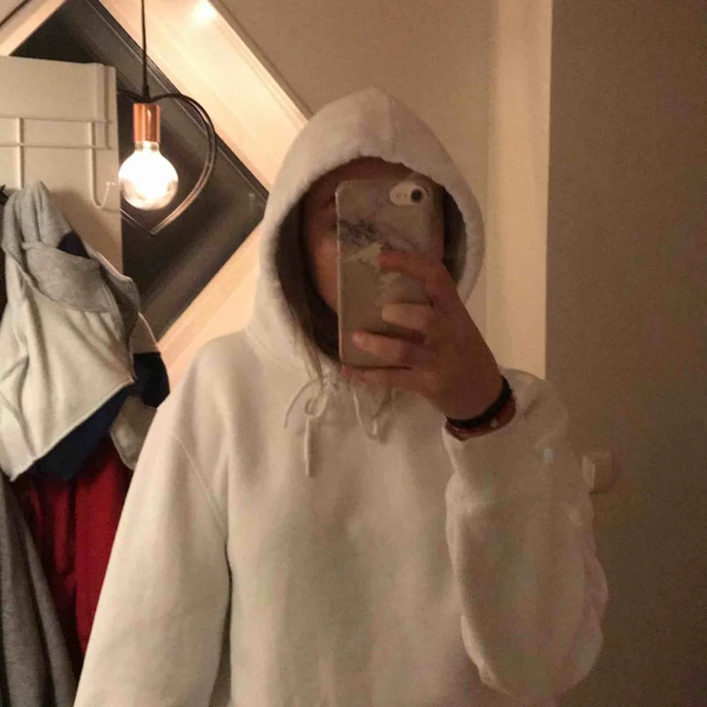 Vit hoodie från hm killavdelning lite nopprig men inget som syns tycker jag, den perfekta vita hoodien helt enkelt. Hoodies.