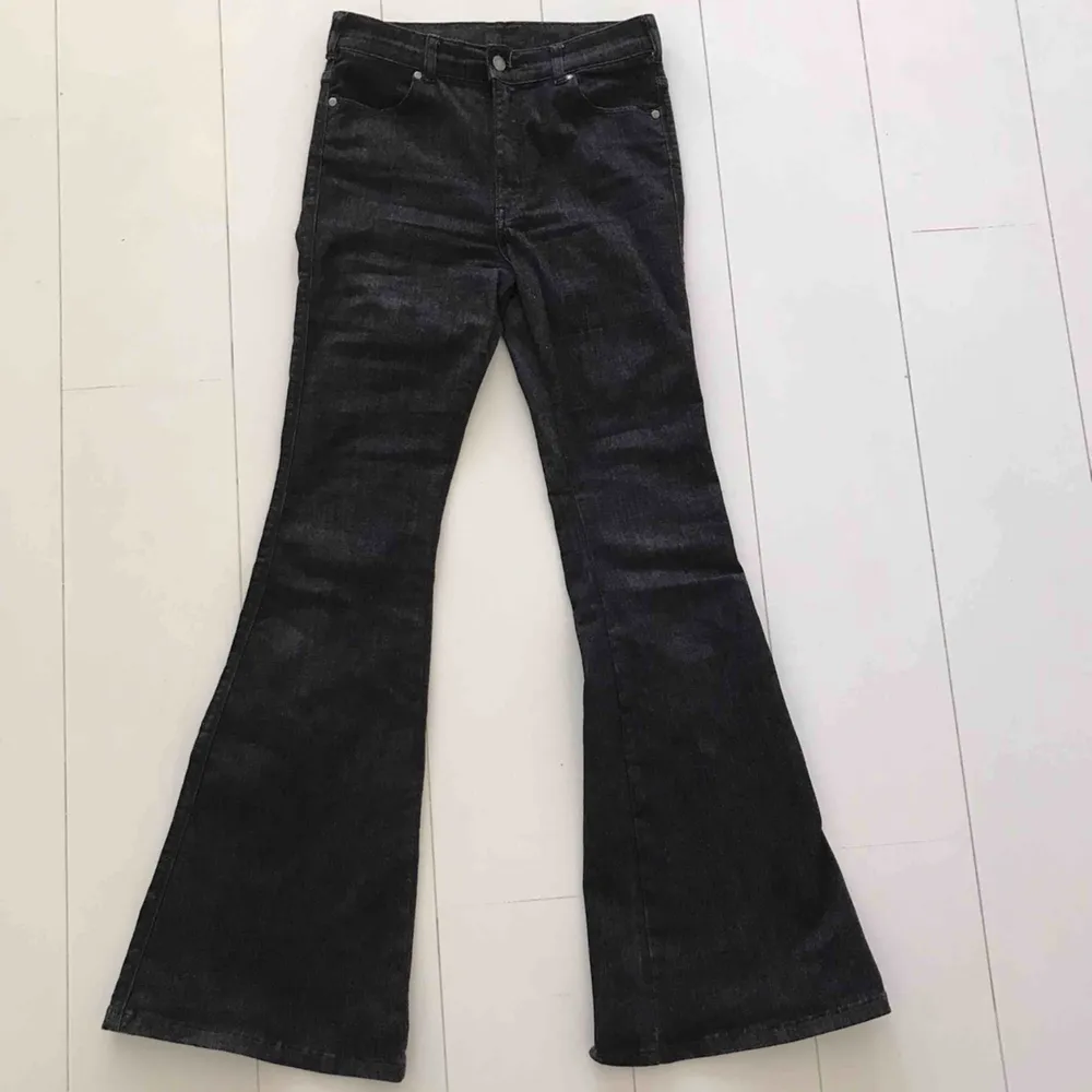 Vida grå/svarta töjiga jeans Knappt använda!  kontakta mig om frakt samt annan information❤️❤️. Jeans & Byxor.