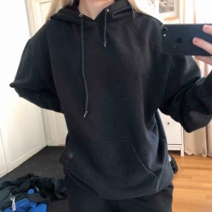  - Spegeln är skitig. Svart tjocktröja köpt på carlings för nåt år sen