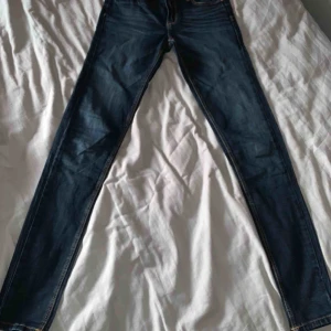  - Lågmidjade jeans, fint skick har bara använts några få gånger. Säljer då jag har överflöd. Skulle säga att dom är XS/S i storlek med fin passform Innan köp tvättas dom en extra gång, köparen står för frakt