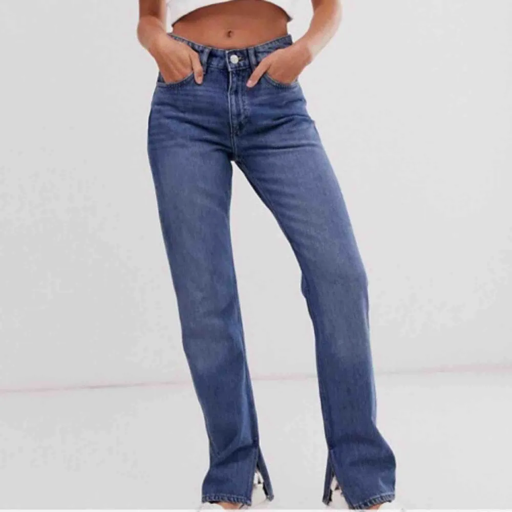 Säljer dessa sviiiinsnygga byxor med slits från monki i storlek S/28. Köpta här på plick men tyvärr för stora för mig!💕☹️. Jeans & Byxor.