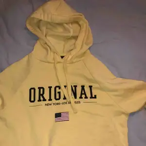 Supermysig hoodie i en snyggaste färgen! Köpt från Gina, använd Max 5 gånger. Storlek XS. Fråga om fler bilder om så önskas!  🥰🥰🥰