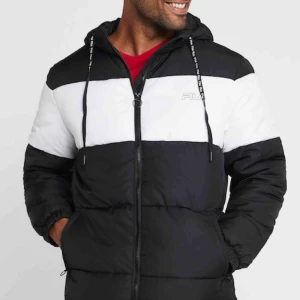  - Populär, framförallt snygg unisex jacka som är slut överallt och svår att få tag på. Storlek M ( oversized ) så passar L beroende på hur man vill att jackan ska sitta.  Nypris 979 på Zalando.  Nupris: 600 kr inkl frakt 