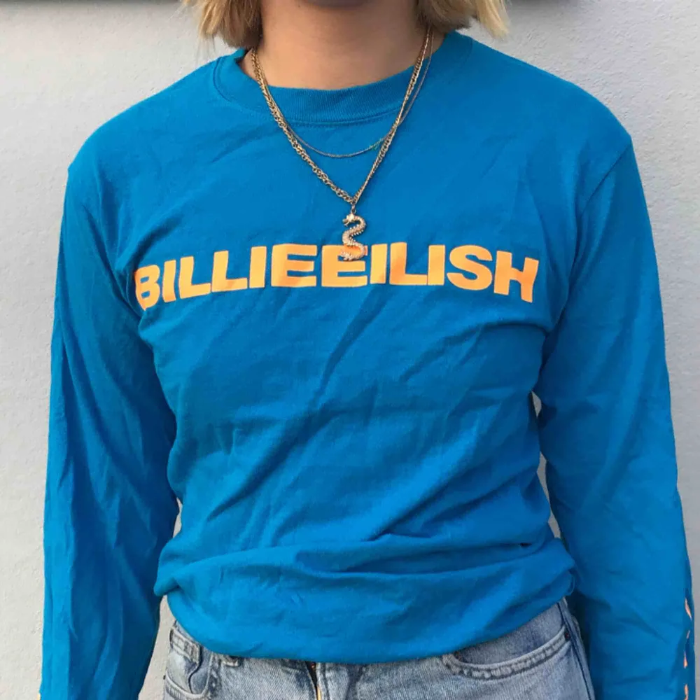 Billie Eilish-merch! Köpt på hennes konsert i Sverige i vinstras, använd ett fåtal gånger. Blå med orange text. . Tröjor & Koftor.