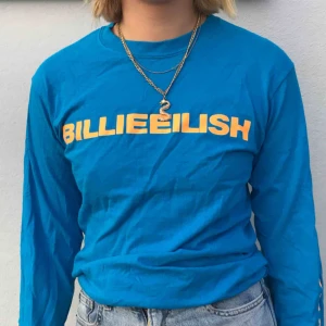  - Billie Eilish-merch! Köpt på hennes konsert i Sverige i vinstras, använd ett fåtal gånger. Blå med orange text. 