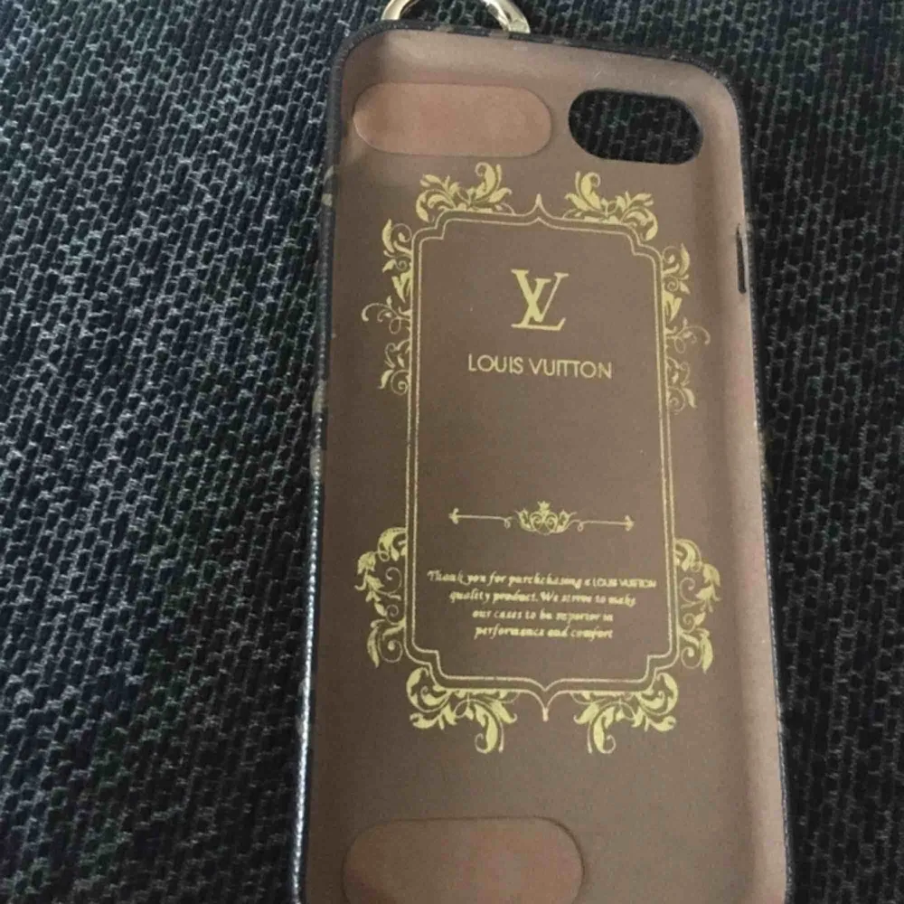Denna fina oäkta Louis Vuitton IPhone Skal för iPhone 6/6s eller iPhone 7 den kan funka på.  Bra skick säljer pågrund av att jag ska inskaffa ny telefon. Ska den skickas så får den som köper stå för frakt... Accessoarer.