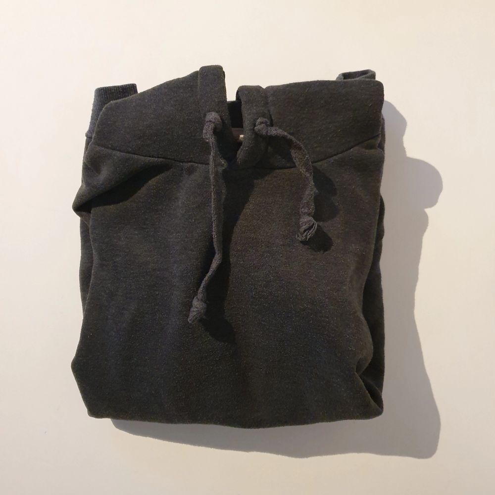 Oversized passform mörkgrå huvtröja. Huvtröjor & Träningströjor.