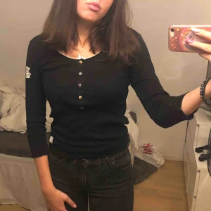  - Jättefin tröja från Odd Molly. Storleken på tröjan är 2 vilket jag skulle säga är typ S eller M. Vet inte vad nypriset är då jag fick den i present men den är fint skick på och knappt använd. Köparen står för frakt.💓