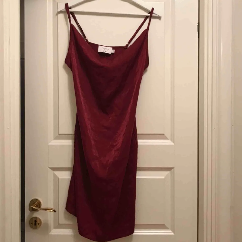 Supersnygg vinröd klänning från hannalicious x NA-KD i storlek S. Köpt här på Plick men passar tyvärr inte mig 😢 Frakt 18kr 💖🕺. Klänningar.