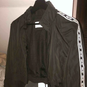  - Snygg svart tunnare jacka ifrån bershka, säljer då den inte riktigt passar mig i smaken längre. Pris kan diskuteras🥰